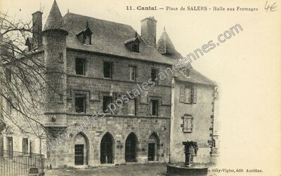 Carte postale ancienne Place de SALERS - Halle aux Fromages — Salers (Cantal)
