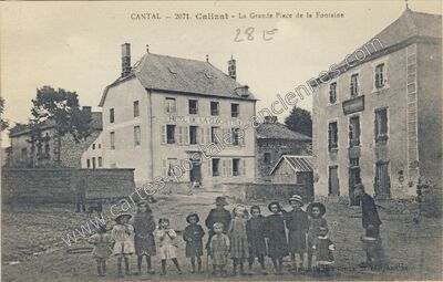 Carte postale ancienne La Grande Place de la Fontaine — Talizat (Cantal)