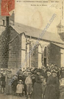 Carte postale ancienne Sortie de la Messe — Trizac (Cantal)