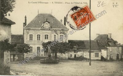 Carte postale ancienne Place de l'Hôtel de Ville — Trizac (Cantal)