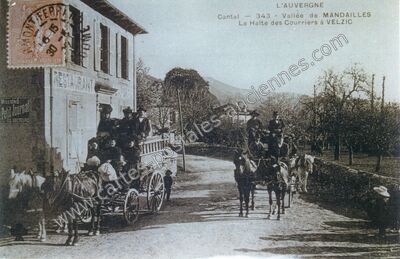 Carte postale ancienne La Halte des Courriers — Velzic (Cantal)
