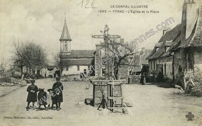 Carte postale ancienne L'Eglise et la Place — Ytrac (Cantal)