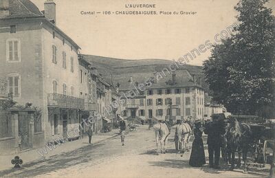 Carte postale ancienne Place du Gravier — Chaudes-Aigues (Cantal)
