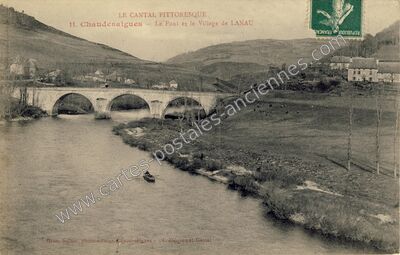 Carte postale ancienne Le Pont et le Village de LANAU — Chaudes-Aigues (Cantal)