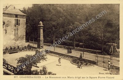 Carte postale ancienne Le Monument aux Morts érigé sur le Square Pierre-Viaïard — Chaudes-Aigues (Cantal)