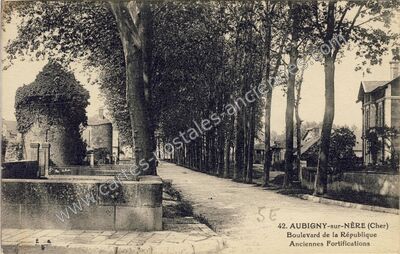 Carte postale ancienne Boulevard de la République Anciennes Fortifications — Aubigny-sur-Nère (Cher)
