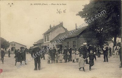 Carte postale ancienne Place de la Gare — Avord (Cher)
