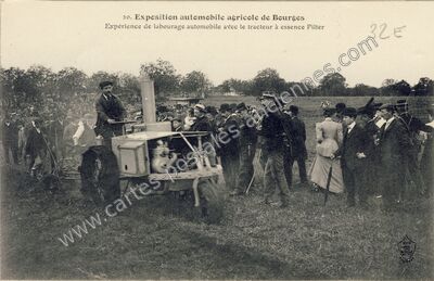 Carte postale ancienne Exposition automobile agricole / Expérience de labourage automobile avec le tracteur à… — Bourges (Cher)