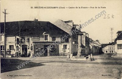 Carte postale ancienne Centre de la France - Rue de la Poste — Bruère-Allichamps (Cher)