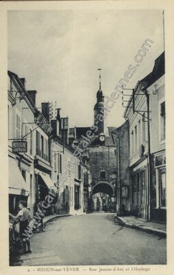Carte postale ancienne Rue Jeanne-d'Arc et l'Horloge — Mehun-sur-Yèvre (Cher)