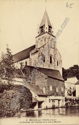 Carte postale ancienne Le Clocher de l'Eglise et le vieux Moulin — Mehun-sur-Yèvre (Cher)