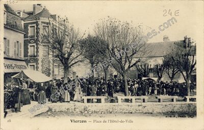 Carte postale ancienne Place de l'Hôtel-de-Ville — Vierzon (Cher)
