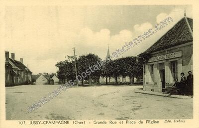 Carte postale ancienne Grande Rue et Place de l'Eglise — Jussy-Champagne (Cher)