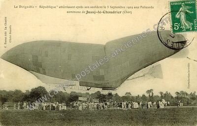 Carte postale ancienne Le Dirigeable « République » atterrissant après son accident le 3 Septembre 1909 aux… — Jussy-le-Chaudrier (Cher)