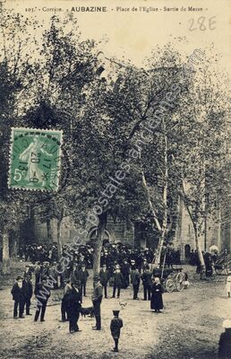 Carte postale ancienne Place de l'Eglise - Sortie de Messe — Aubazines (Corrèze)
