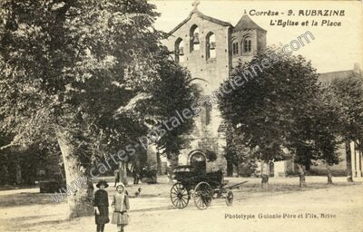 Carte postale ancienne L'Eglise et la Place — Aubazines (Corrèze)