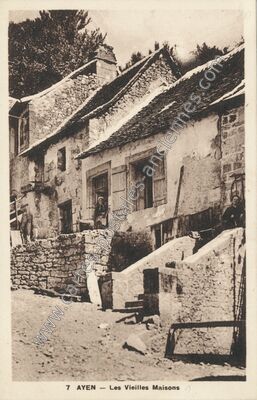 Carte postale ancienne Les Vieilles Maisons — Ayen (Corrèze)
