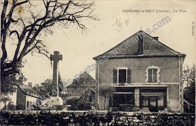 Carte postale ancienne La Place — Bassignac-le-Haut (Corrèze)