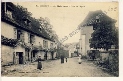 Carte postale ancienne Place de l'Eglise — Brivezac (Corrèze)