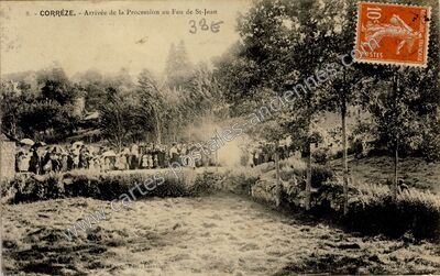 Carte postale ancienne Arrivée de la Procession au Feu de St-Jean — Corrèze (Corrèze)