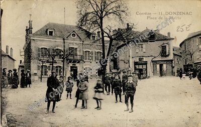 Carte postale ancienne Place de la Mairie — Donzenac (Corrèze)