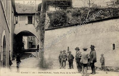 Carte postale ancienne Vieille Porte de la Ville — Donzenac (Corrèze)