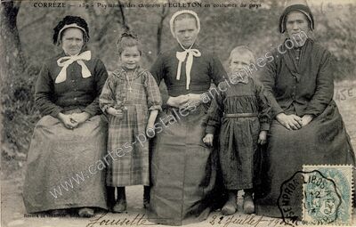 Carte postale ancienne Paysannes en costumes du pays — Égletons (Corrèze)