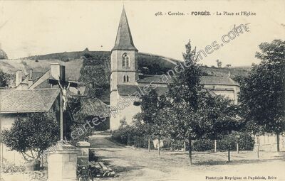 Carte postale ancienne La Place et l'Eglise — Forgès (Corrèze)