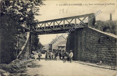 Carte postale ancienne Le Pont métallique et la Poste — Lacelle (Corrèze)