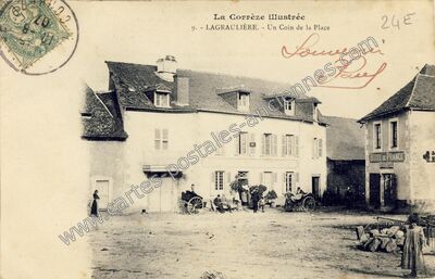 Carte postale ancienne Un Coin de la Place — Lagraulière (Corrèze)