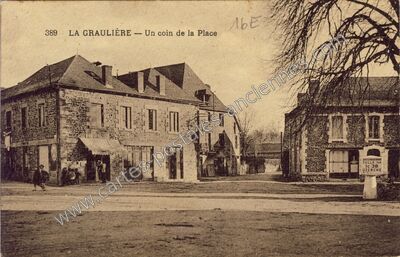 Carte postale ancienne Un coin de la Place — Lagraulière (Corrèze)