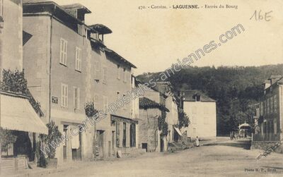 Carte postale ancienne Entrée du Bourg — Laguenne (Corrèze)