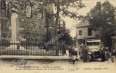 Carte postale ancienne Arrivée de l'autobus — Lamazière-Basse (Corrèze)