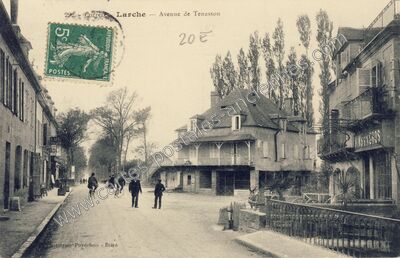 Carte postale ancienne Avenue de Tenasson — Larche (Corrèze)