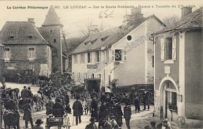 Carte postale ancienne Sur la Route Nationale - Maison à Tourelle du XVe siècle — Le Lonzac (Corrèze)