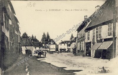 Carte postale ancienne Place de l'Hôtel-de-Ville — Lubersac (Corrèze)