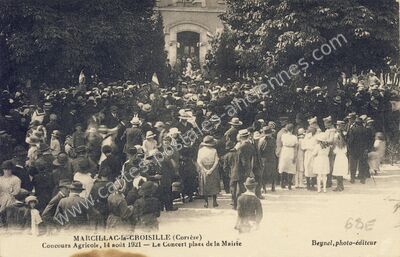 Carte postale ancienne Concours Agricole, 14 août 1921 — Le Concert place de la Mairie — Marcillac-la-Croisille (Corrèze)