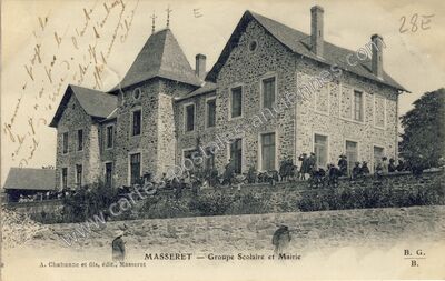 Carte postale ancienne Groupe Scolaire et Mairie — Masseret (Corrèze)