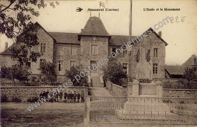Carte postale ancienne L'Ecole et le Monument — Masseret (Corrèze)