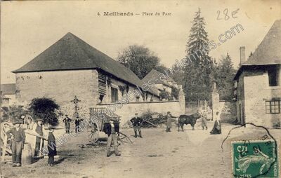Carte postale ancienne Place du Parc — Meilhards (Corrèze)