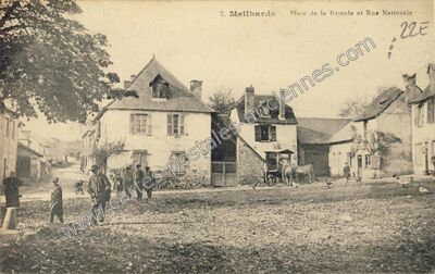 Carte postale ancienne Place de la Bascule et Rue Nationale — Meilhards (Corrèze)