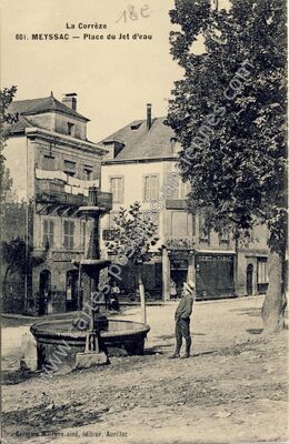 Carte postale ancienne Place du Jet d'eau — Meyssac (Corrèze)