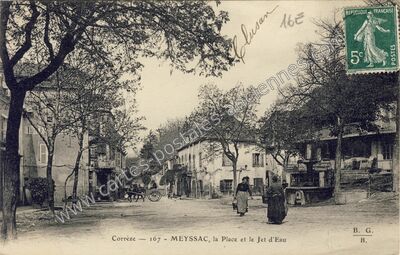 Carte postale ancienne La Place et le Jet d'Eau — Meyssac (Corrèze)