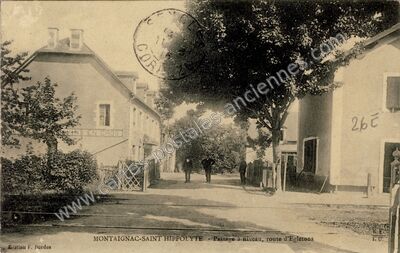 Carte postale ancienne Passage à niveau, route d'Egletons — Montaignac Saint Hippolyte (Corrèze)