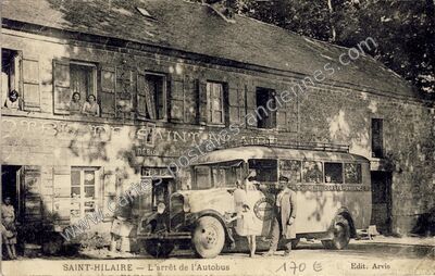 Carte postale ancienne L'arrêt de l'Autobus — Saint-Hilaire-les-Courbes (Corrèze)