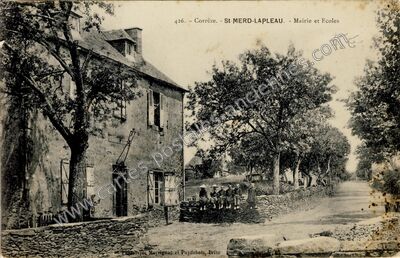 Carte postale ancienne Mairie et Ecoles — Saint-Merd-de-Lapleau (Corrèze)