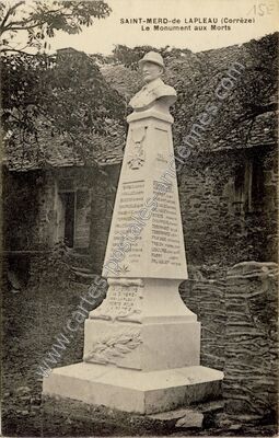 Carte postale ancienne Le Monument aux Morts — Saint-Merd-de-Lapleau (Corrèze)