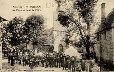 Carte postale ancienne La Place un jour de Foire — Sarran (Corrèze)
