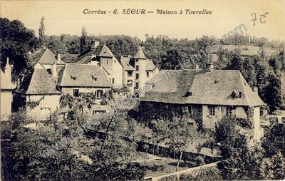 Carte postale ancienne Maison à Tourelles — Ségur-le-Château (Corrèze)