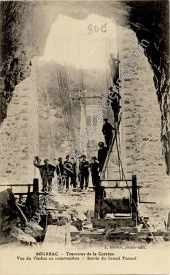 Carte postale ancienne Tramway de la Corrèze, Vue du Viaduc en construction - Sortie du Grand Tunnel — Soursac (Corrèze)